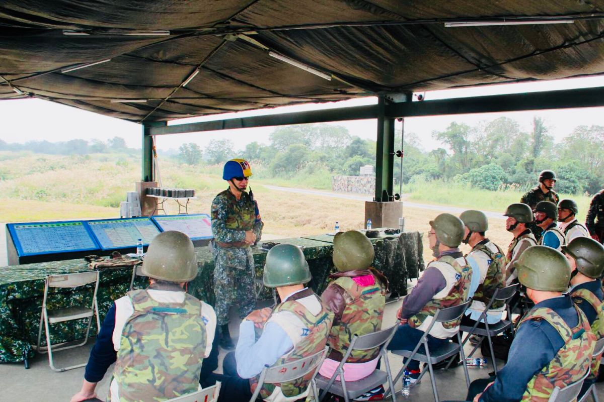 ▲南測中心指揮官張維燻少將解說戰車砲實彈射擊測驗。（圖／記者郭政隆翻攝）