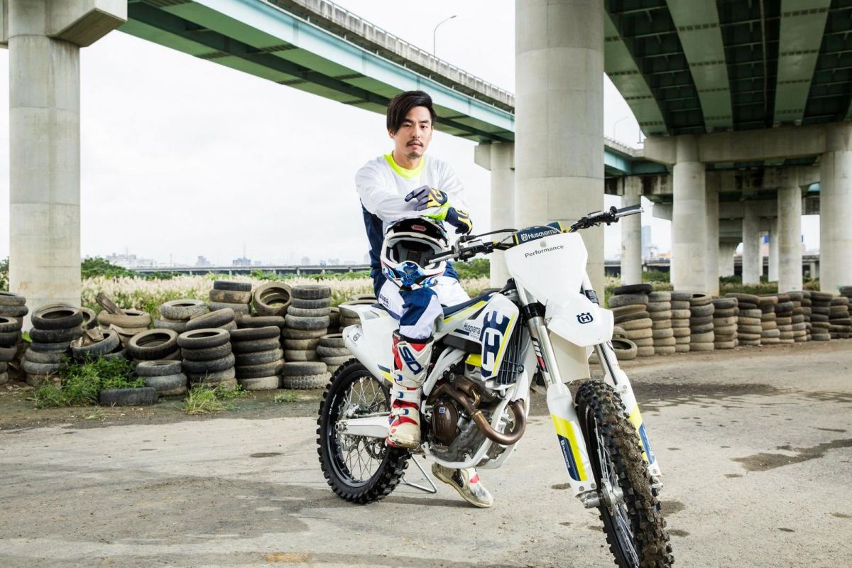 ▲柯有倫挑戰越野摩托飛車。（圖／種子音樂，2017.12.15）