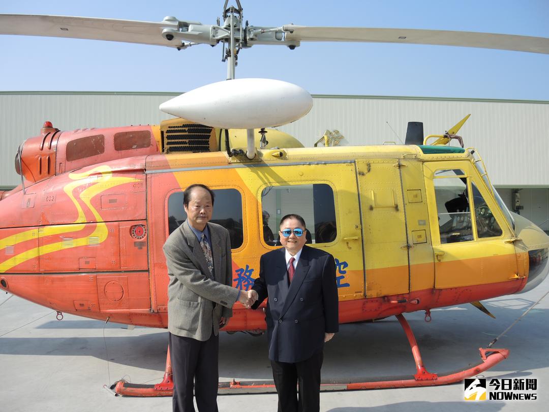 ▲空勤總隊贈與一架「UH-1H直升機」給大慶商工，將提供大慶商工飛機修護科及航空電子科做為教學研究之用，師生熱情相迎一片驚呼。（圖／記者陳雅芳攝，2017.12.14）