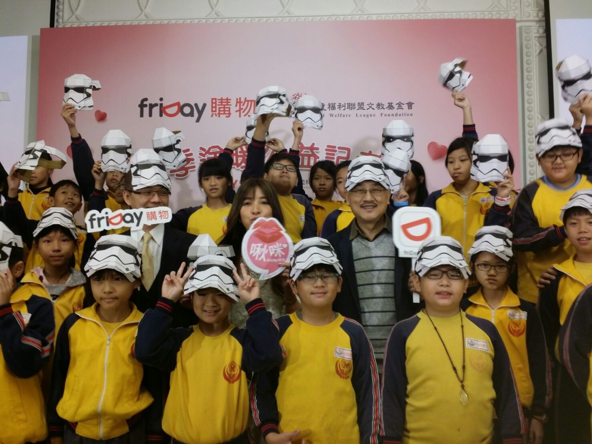 ▲購物平台辦歲末送暖，邀藝人許維恩代言，與小朋友一起動手製作白兵面具。（圖／記者金武鳳攝 , 2017.12.14）