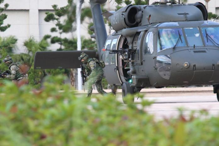 ▲國防部14日舉行快速應援及反特攻操演，陸航部隊UH-60M直升機搭載特戰小組，於直升機落地後模擬突襲敵指揮機構。（圖／軍聞社提供）