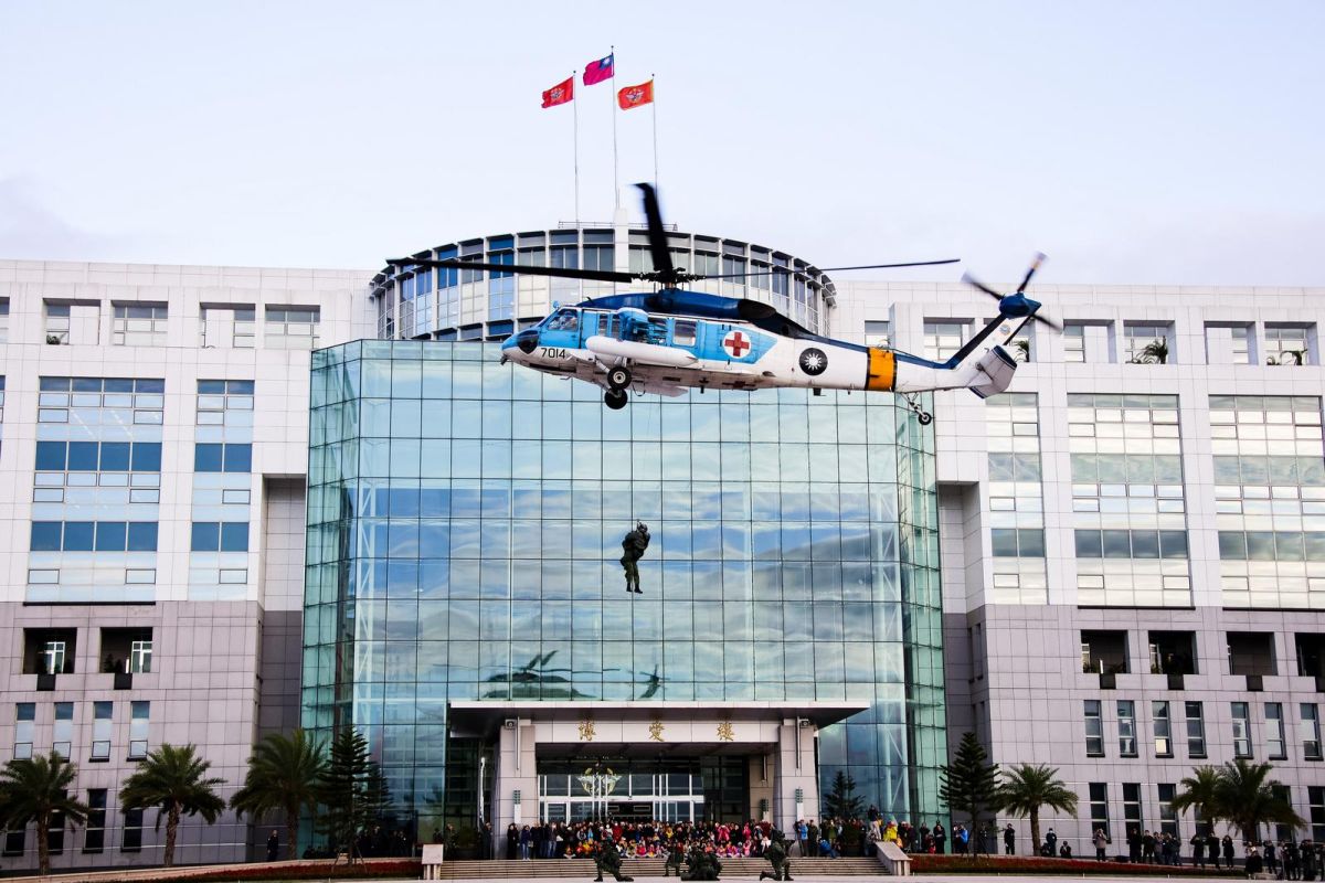 ▲空軍S-70C救護直升機14日執行戰傷後送演練， 將受傷人員吊掛上機。（圖／軍聞社提供）