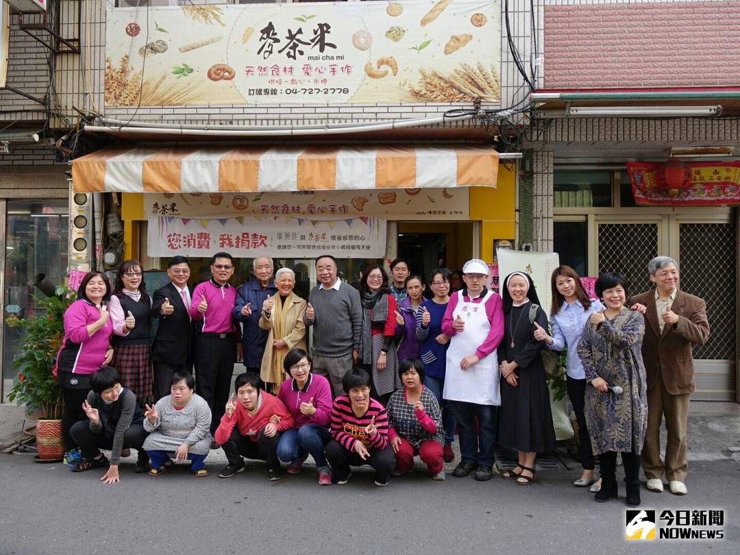 ▲廣源良公司捐贈百萬燒果子機器，教導慈愛殘障教養院院生們製作燒果子，協助打造「麥茶米小舖」，製作出更多優質又好吃的各類營養食品。（圖／記者陳雅芳攝，2017.12.13）