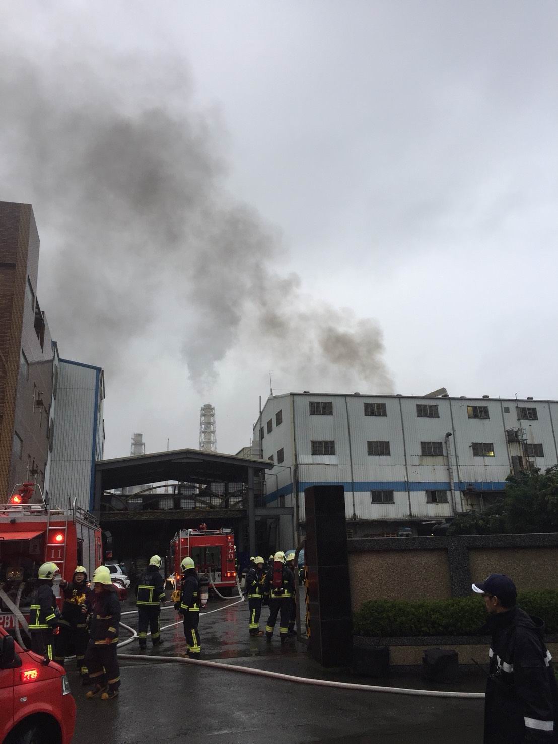 ▲龍德工業區內生產機能性油漆塗料添加劑的工廠發生火災爆炸，消防人員正在搶救。（圖／記者李清貴翻攝 , 2017.12.13）