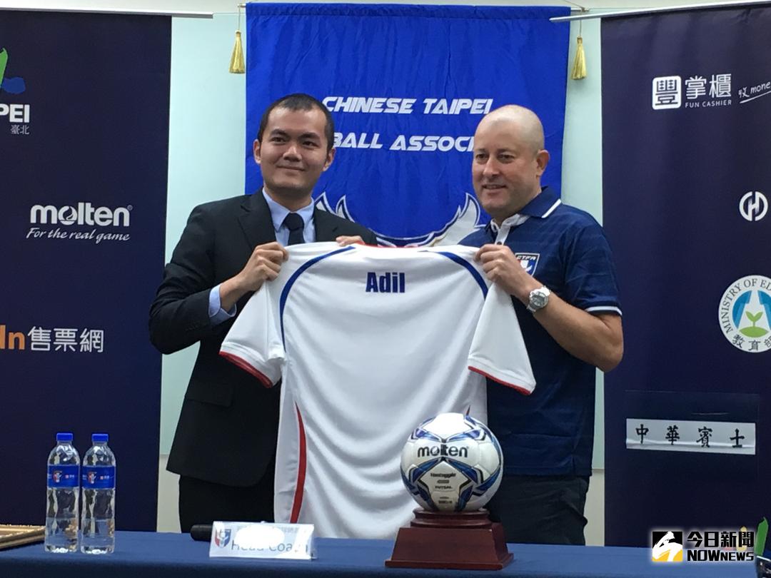 ▲中華足球協會秘書長陳威任\\(左\\)，11日頒任總教練聘書予巴西籍的Adil Amarante 。（圖／鍾東穎攝 , 2017.12.11）