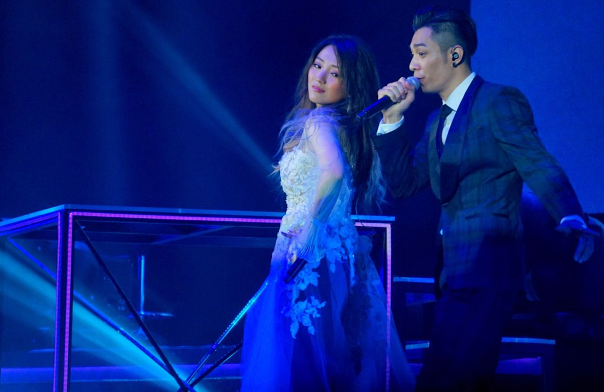 ▲閻奕格（左）邀來「網友」周柏豪擔任音樂會嘉賓。（圖／華研提供 , 2017.12.13）