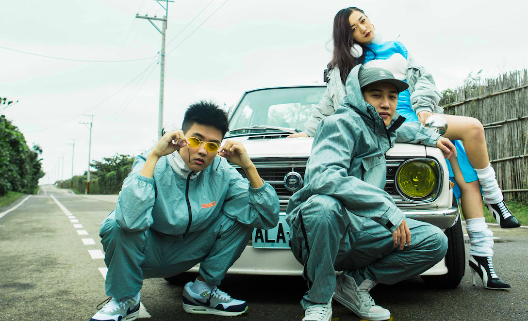 ▲熊仔（前排右）、吳卓源（後排）合作歌曲〈買榜〉。（圖／龍虎門提供 , 2017.12.13）