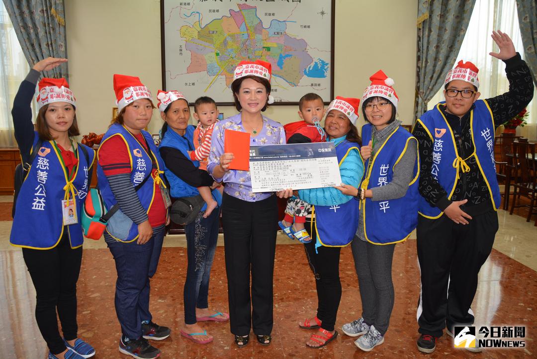 ▲蕭淑麗議長將鐵師亮光樂團慈善晚會入場券轉送嘉義市修緣育幼院及世界和平會孩童。（圖／記者郭政隆攝，2017.12.13）