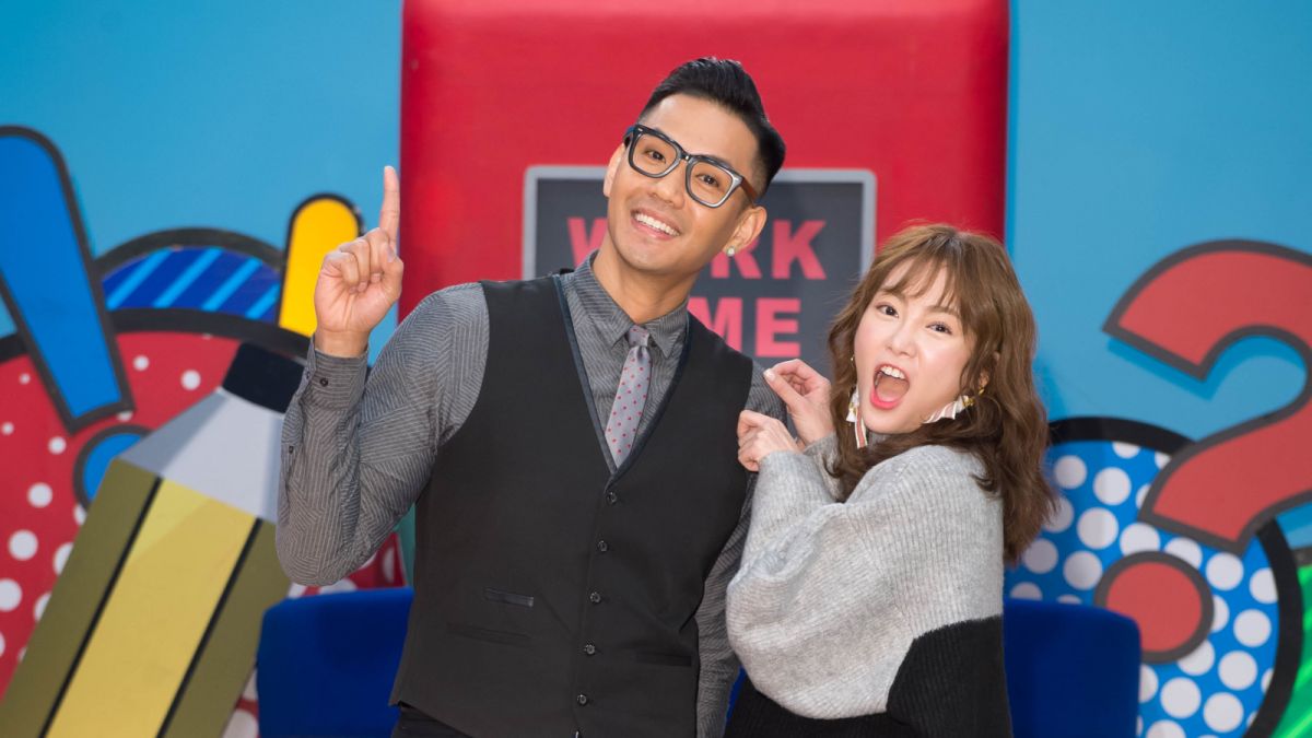 ▲接主持棒，舒子晨（右）難掩緊張。（圖／TVBS提供 , 2017.12.12）