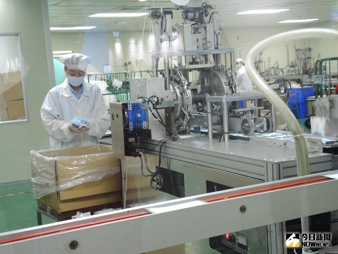 ▲空氣品質持續惡化，不少人擔心健康受危害，這波「空汙」刺激了經濟，也讓口罩製造業的訂單成長三成以上。（圖／記者陳雅芳攝，2017.12.12）