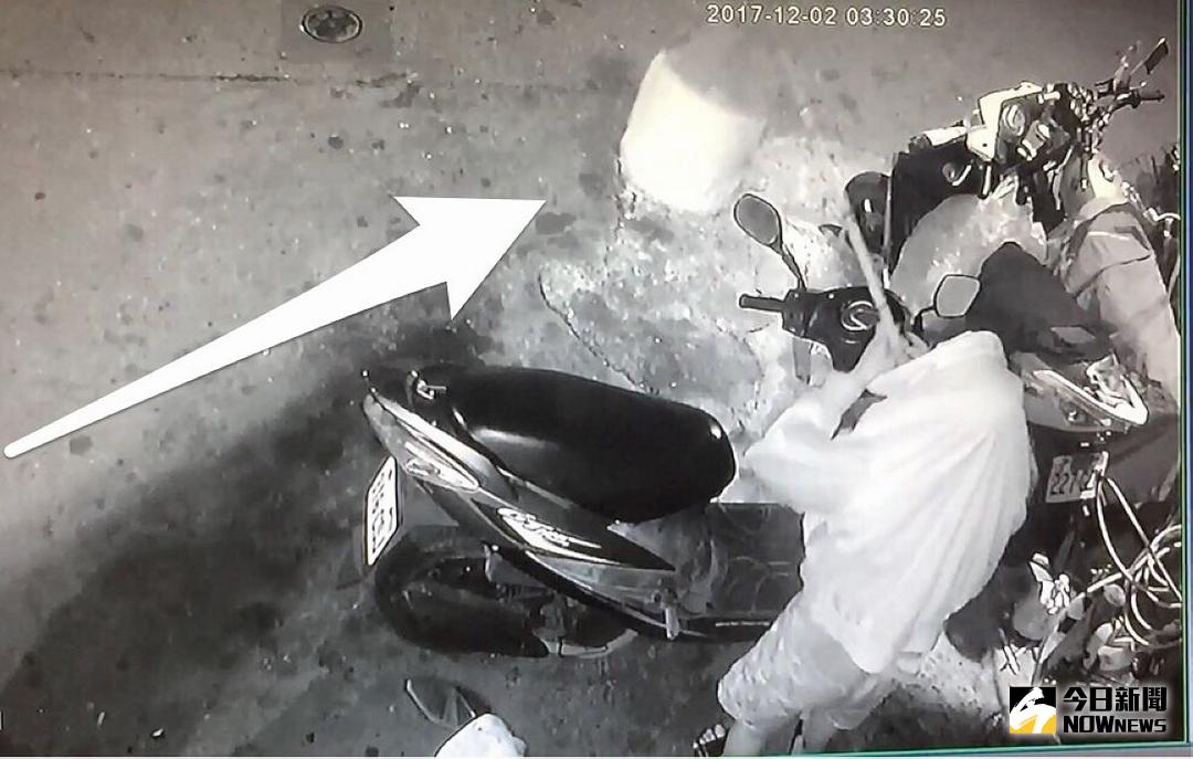 ▲監視器清楚拍下男子以竹竿竊取屋主掛於屋簷上頭的鳥籠，得手後迅即離開。（圖／記者蘇榮泉翻攝，2017.12.12）