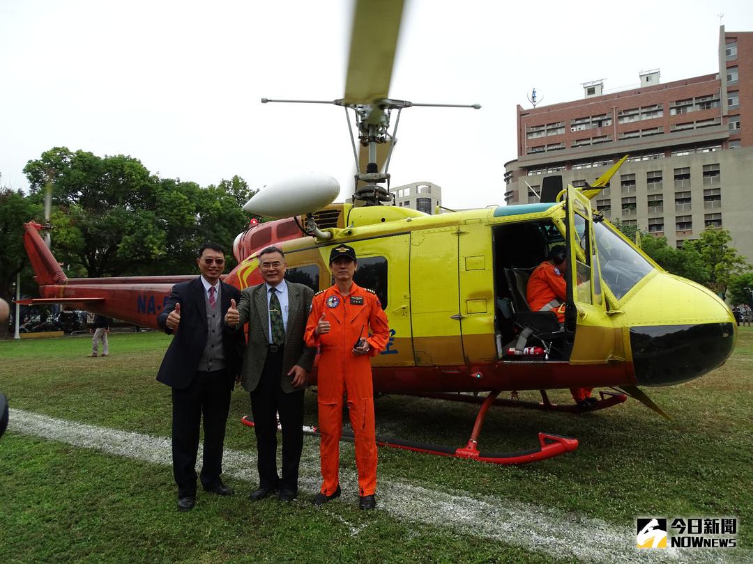 ▲成大獲贈UH-1H救難直升機，12日飛抵成大航太系館前草皮。（圖／記者黃文博攝，2017.12.12）