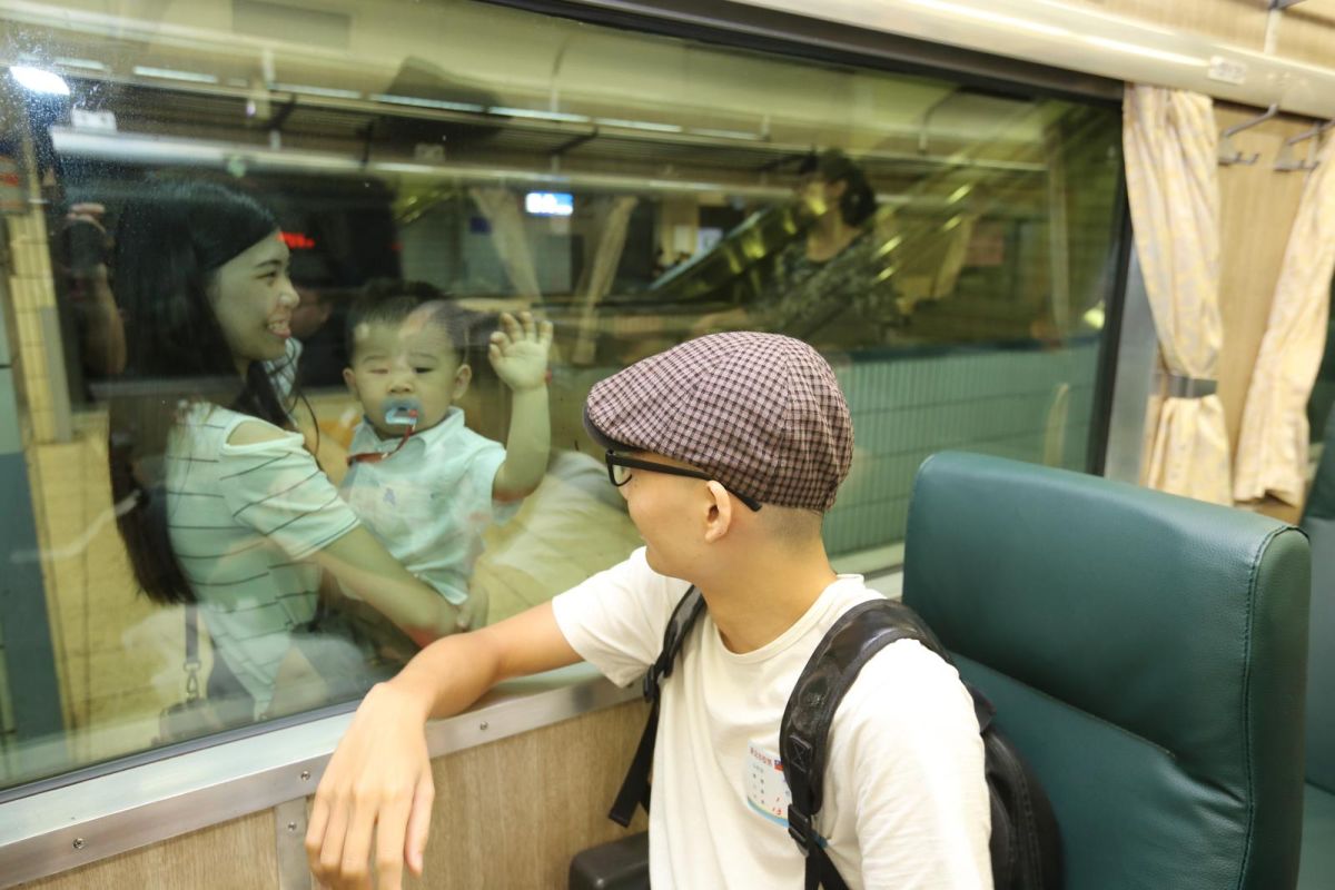 ▲新北市役男潘昱仁9月18日入營服4個月替代役，妻子吳姓女子抱著1歲的兒子送丈夫坐火車入營。（圖／新北市政府民政局提供）