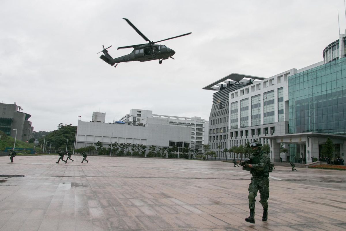 ▲陸軍特戰小組12日搭乘黑鷹直升機，降落國防部進行突擊作戰。（圖／國防部提供）