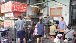 ▲作者還提到,台灣除了珍珠奶茶和鳳梨酥之外,還擁有許多便宜的早餐店、以及人潮洶湧的夜市,絕對是美食愛好者的天堂(示意圖/NOWnews資料照) ▲作者還提到,台灣除了珍珠奶茶和鳳梨酥之外,還擁有許多便宜的早餐店、以及人潮洶湧的夜市,絕對是美食愛好者的天堂(示意圖/NOWnews資料照)