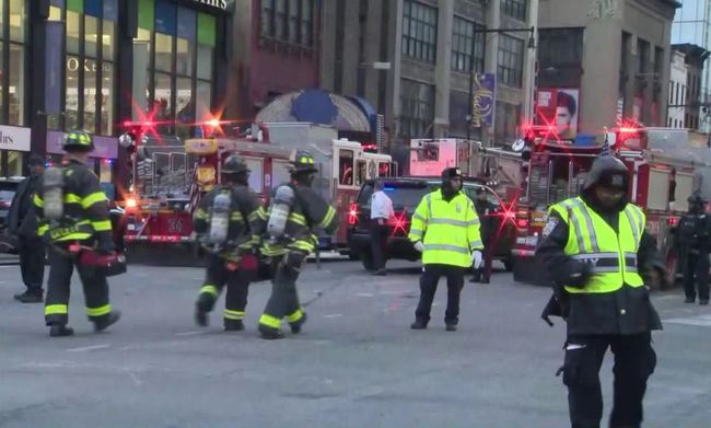 ▲紐約曼哈頓巴士站驚傳爆炸，1嫌犯被逮。（圖／翻攝自NYDailyNews）