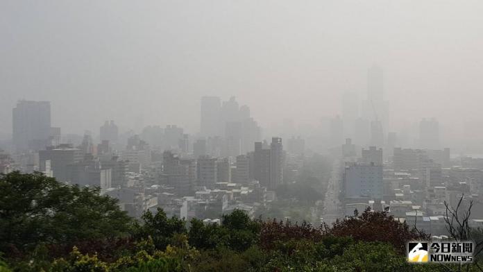 ▲受到偏東風影響，台灣西半部的水平及垂直擴散條件差，污染物容易累積，南台灣空氣品質不佳。（圖／NOWnews資料照）