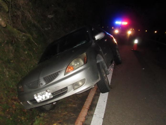 遊客車輛滑落邊溝動彈不得　暖警馳援脫困
