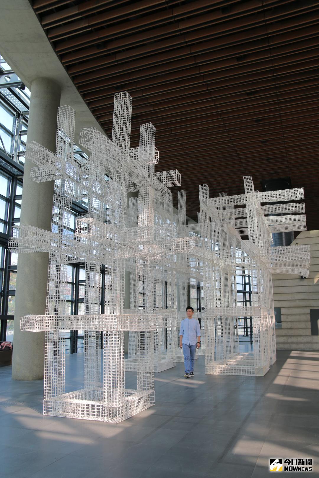 ▲新加坡陶藝家林善春利用將近300個沾有瓷漿的鐵絲網，搭建超過2層樓高的大型作品，與博物館的鋼骨結構相呼應，也成為陶博館最新的拍照夯點。（圖／記者陳志仁攝，2017.12.11）