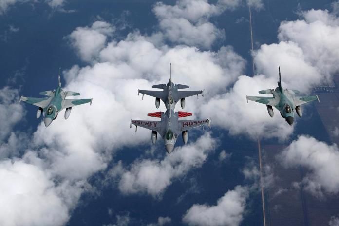 ▲印尼空軍F-16戰機\\(左及右\\)與新加坡F-16戰機一同進行演訓。（圖／達志影像／美聯社）