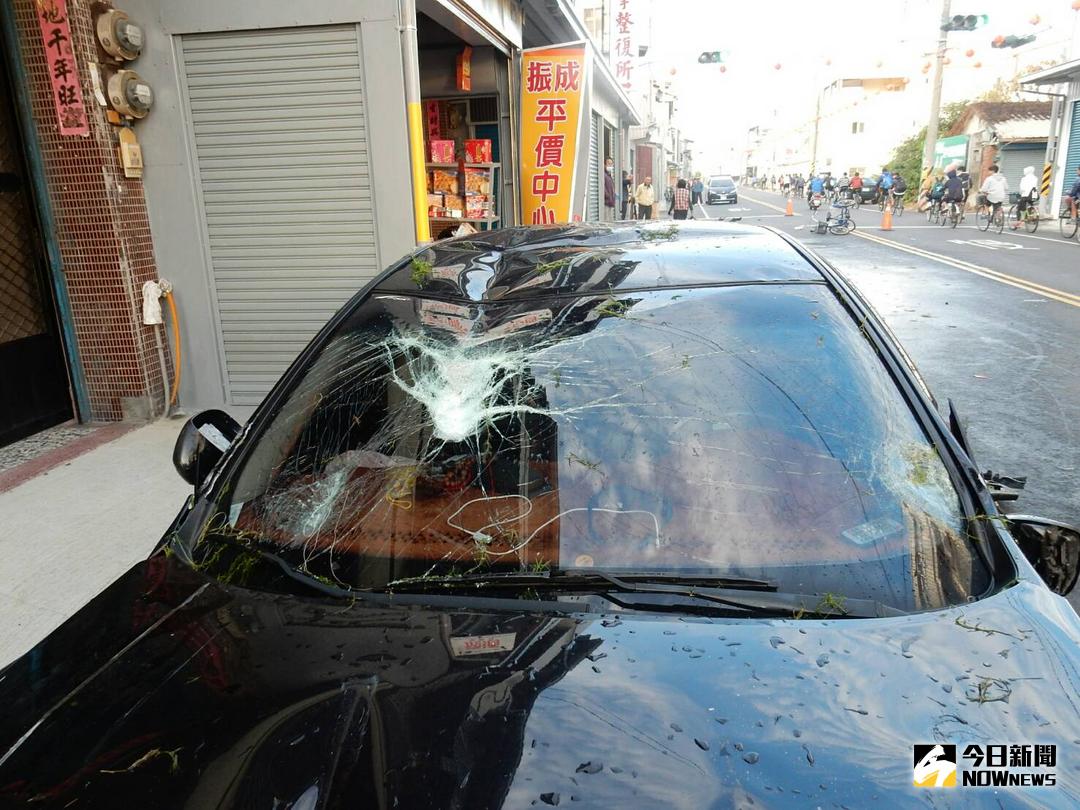 ▲甫完成路面拓寬的田尾鄉光復路發生一起死亡車禍，三輪協力車被撞得車體扭曲，轎車擋風玻璃也破了大洞。（圖／記者陳雅芳翻攝，2017.12.10）