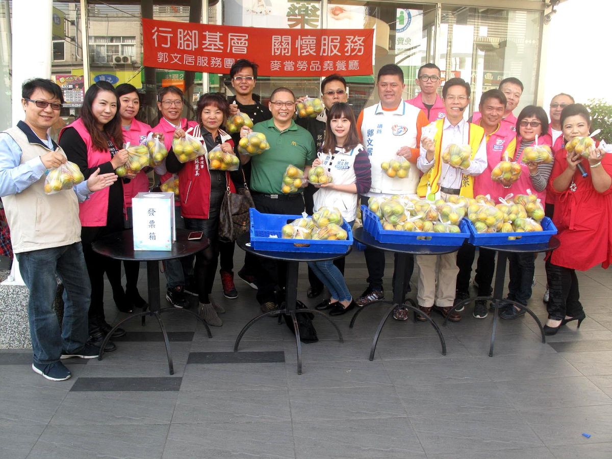 ▲郭文居服務團隊聯合辦理捐發票換柳丁活動。（圖／記者郭政隆攝，2017.12.10）