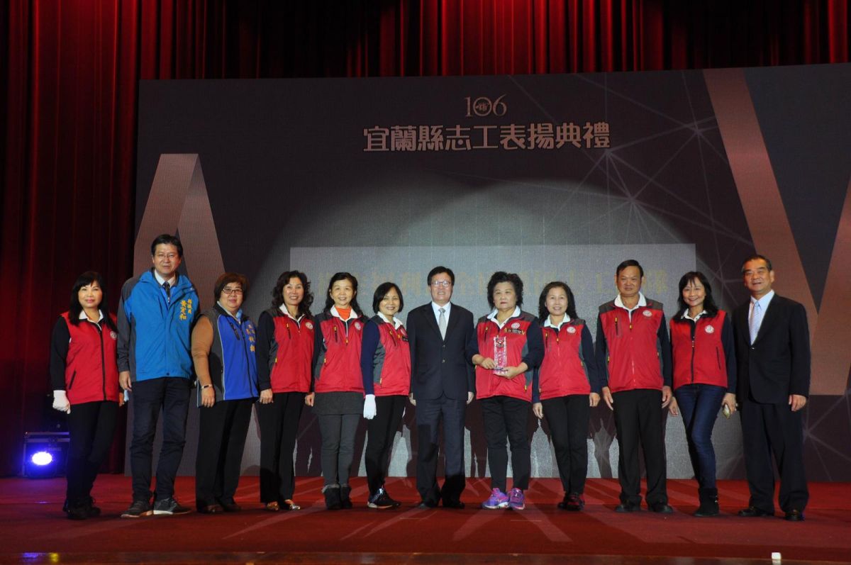 ▲獲表揚的宜蘭縣社會福利館志工與代理縣長陳金德\\(中\\)合影。（圖／記者李清貴翻攝 , 2017.12.10）