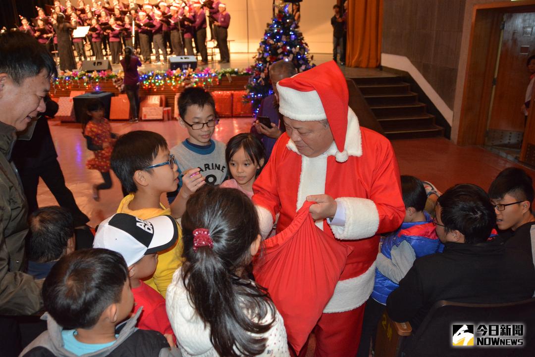 ▲澎湖縣長陳光復化身聖誕老公公。（圖／記者鄧至傑攝 , 2017.12 09）