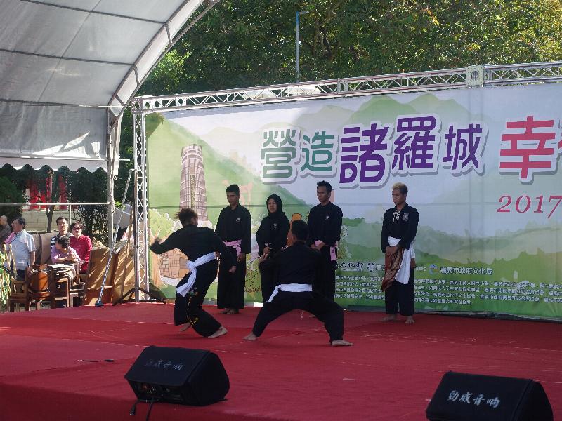 ▲嘉義市文化局主辦的社區營造成果展活動於市立棒球場大門前廣場熱鬧展開。（圖／記者郭政隆翻攝）