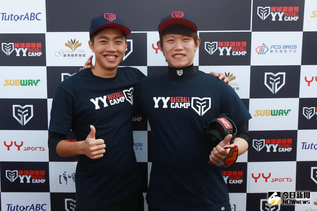 ▲明年即將旅日的呂彥青（左）與日職前輩陳冠宇（右）一同出席「YY BASEBALL CAMP」投捕棒球訓練營擔任教練。（圖／記者葉政勳攝 , 2017.12.10）
