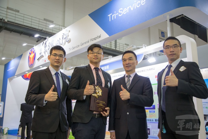 ▲ 三軍總醫院胸腔外科團隊研發出「3D列印輔助客製化漏斗胸矯正版之新穎設計模式」獲肯定，榮膺今年國家新創獎的臨床創新獎。