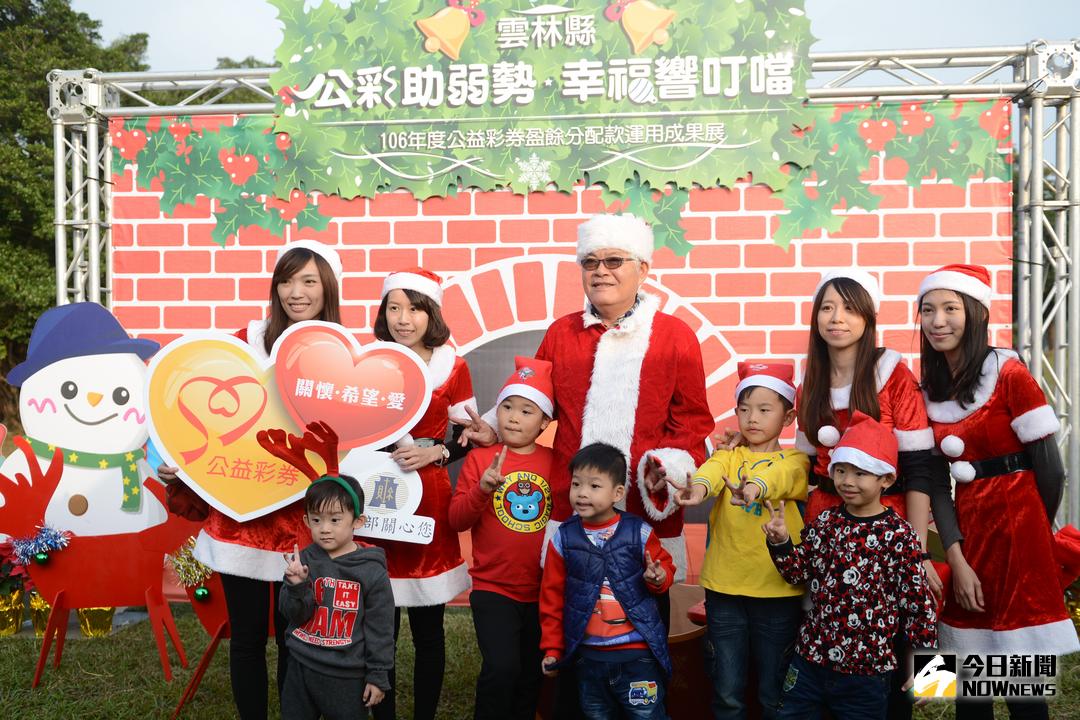 ▲縣長李進勇裝扮成聖誕老公公到場與民眾同樂，並發放幸福小禮，場面溫馨。（圖／記者蘇榮泉翻攝，2017.12.09）