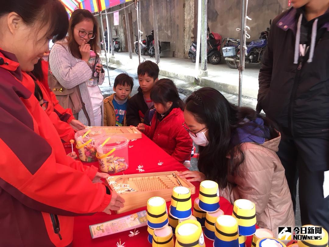 ▲花壇鄉農會舉辦農特產行銷展售活動，古早味童玩關卡，讓小朋友都欲罷不能。（圖／記者陳雅芳攝，2017.12.09）