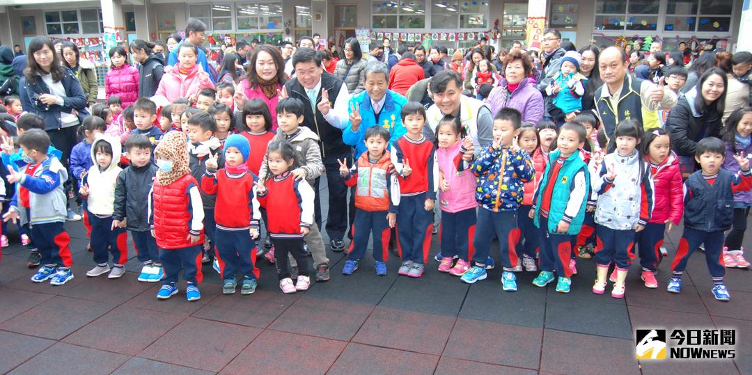 ▲彰化市立幼兒園邀請消防分隊向全園師生進行防災消防宣導及指導演練，帶領小朋友學習滅火器操作、噴水體驗、消防衣穿戴體驗。（圖／記者陳雅芳攝，2017.12.09）