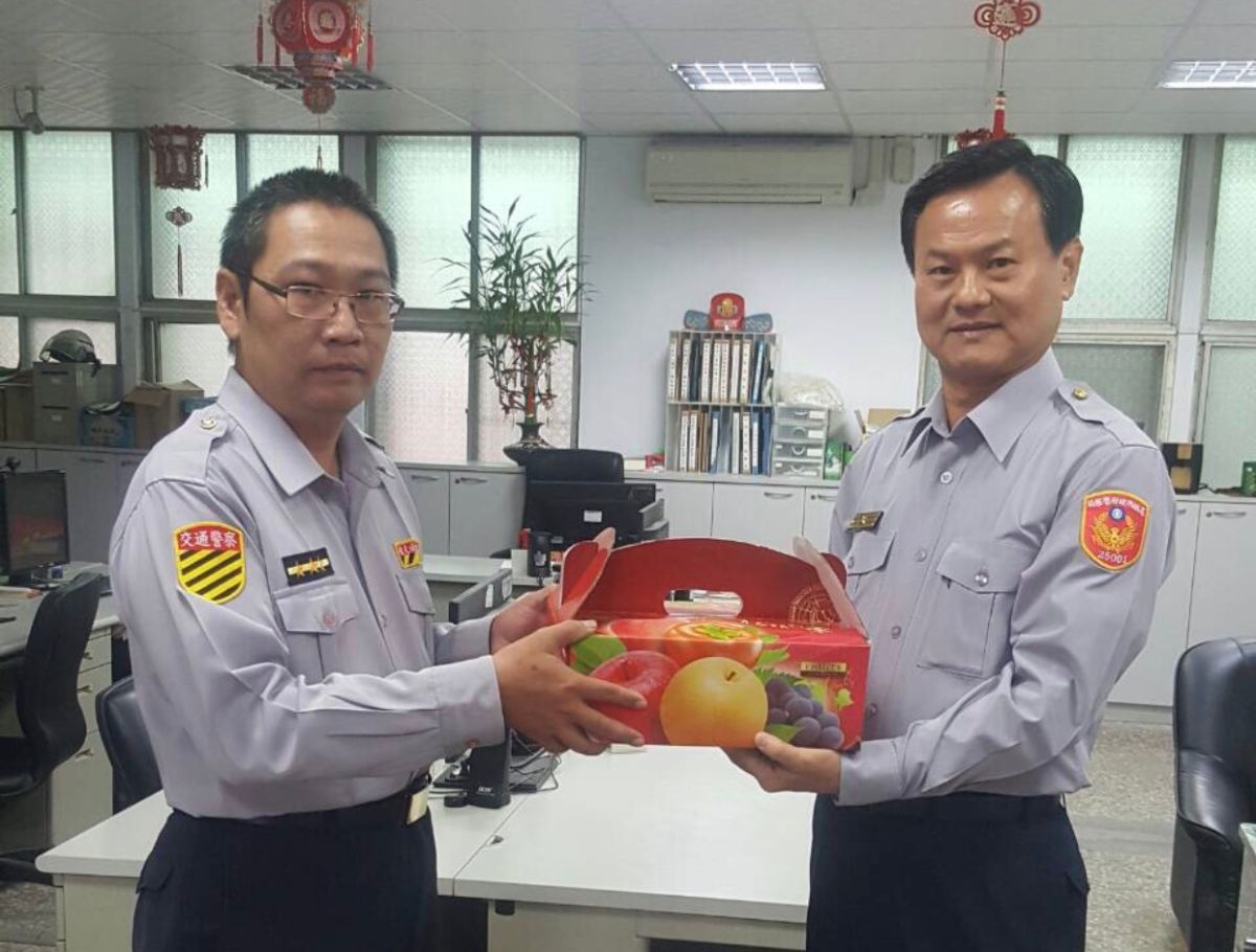 ▲旗山分局分局長陳錦坤獲知交通分隊警員陳興家於勤餘時，仍見義勇為積極阻止並協助逮捕酒駕犯嫌，其精神足為表率，但見陳員受傷，心中有許多不捨，即前往慰問，並轉達市警局長關懷之意。（圖／旗山分局提供）