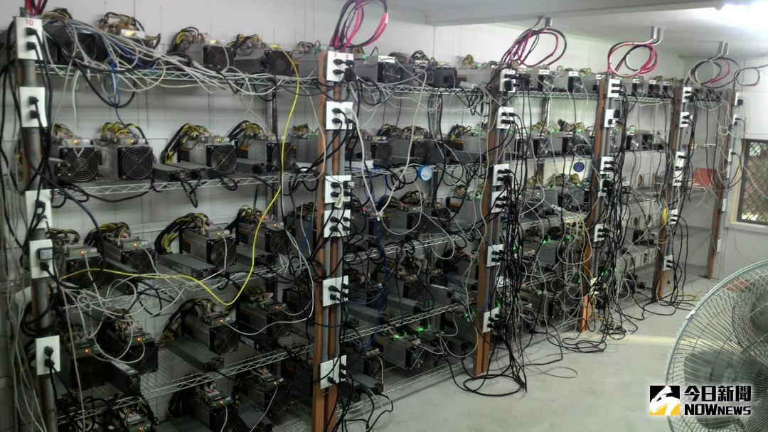 ▲暗藏在台中郊區的一處比特幣「挖礦場」，數十台以GPU作為中央處理器的礦機陳列在鐵架上，室內還必須開冷氣降溫。（圖／記者鄧力軍翻攝 , 2017.12.09）