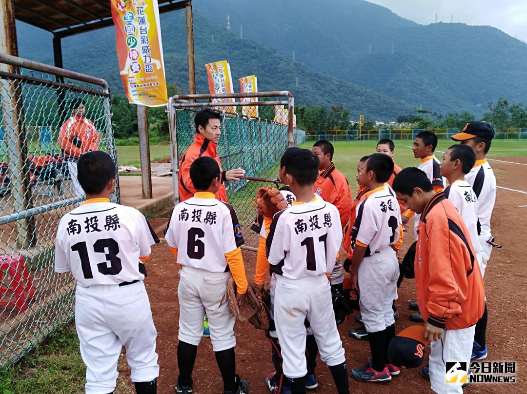 ▲南投聯隊教練紀俊麟提醒選手們注意事項。（圖／黃建霖攝）