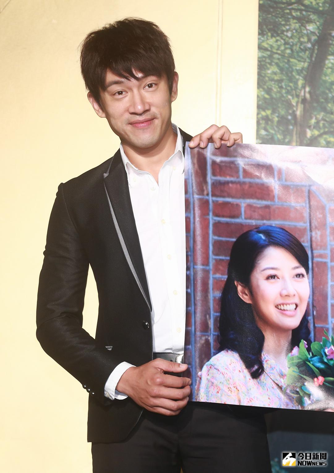 ▲男主角李政穎出席大愛劇場《竹南往事》記者會，沒想到女主角韓瑜卻臨時無法到場，只好與她的照片合照。（圖／記者葉政勳攝 , 2017.12.08）