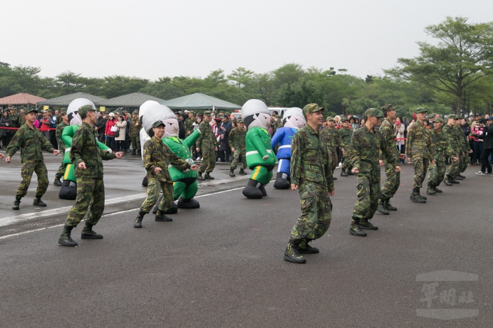▲ 三軍人形氣偶及軍事訓練役役男8日在北訓中心招募嘉年華中帶來流行的「抖肩舞」，展現官兵的活潑創意。（軍聞社記者周昇煒攝）