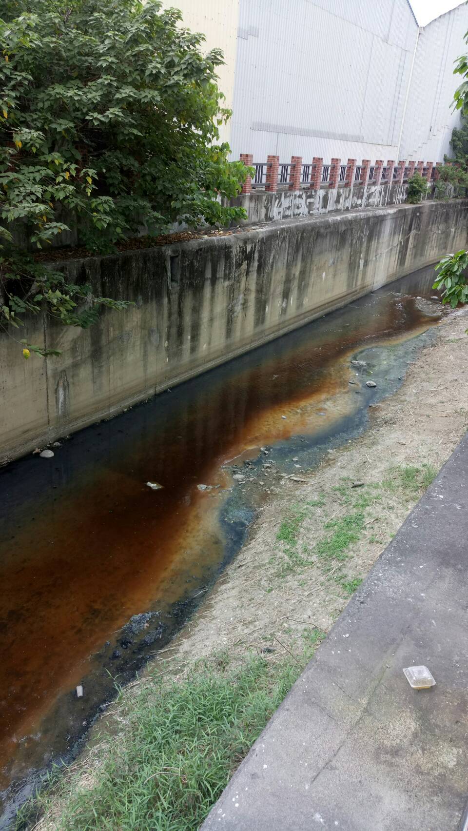 ▲環保局重申，事業欲排放廢汙水應許得排放許可證，並依許可內容執行水汙染防治措施，並落實水處理設施之操作。不應將未經處理之廢水直接排放，如經查獲將依水污染防治法裁處6萬元以、上2,000萬元以下罰鍰。（圖／高市府提供 , 2017.12.07）