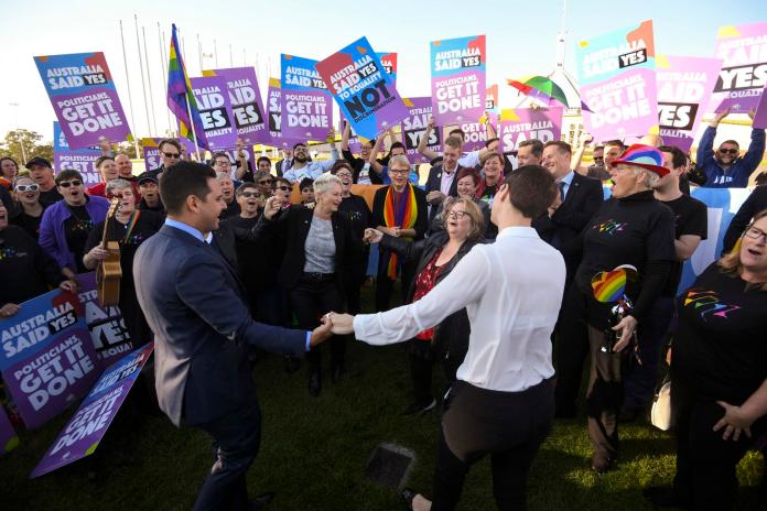 ▲澳洲國會7日通過同性婚姻合法化法案，場外支持同婚的民眾開心慶祝這歷史性的一刻。（圖／達志影像／美聯社）