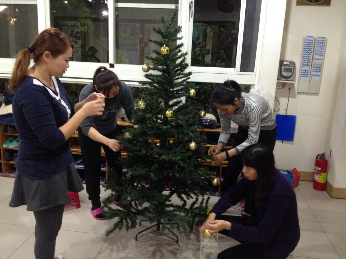 ▲熱心的媽媽們，忙著聖誕佈置，為晨光籌措早期療育經費。（圖／嘉基提供，2017.12.07）