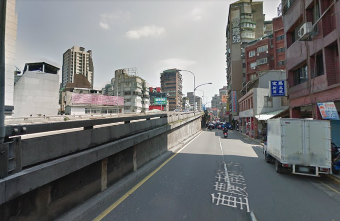 ▲一名吳姓女騎士7日凌晨騎車經過重慶南路三段、中正橋下時，遭流彈射穿臉頰。（示意圖／翻攝自google map）
