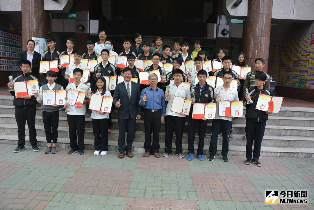 ▲嘉義高工得獎學生與學校老師合影。（圖／記者郭政隆攝，2017.12.6）