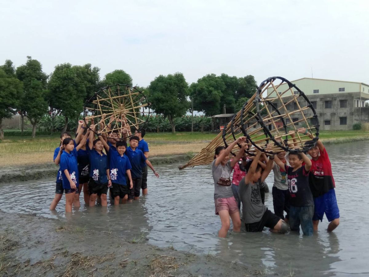 ▲新北市萬里區大坪國小與雲林縣林內鄉民生國小的學生，進行雲林縣當地獨有的傳統文化活動－抬笱搶水大賽。（圖／大坪國小提供）