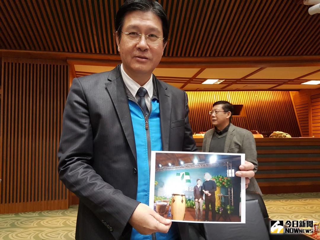 ▲縣議員黃定和拿出在中興文創園區舉辦的活動掛有民進黨旗幟的照片，批宜蘭縣政府行政不中立。（圖／記者李清貴攝 , 2017.12.06）