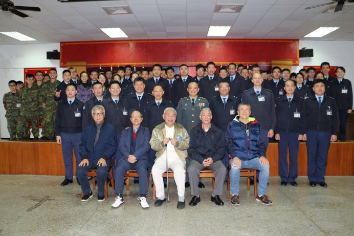 ▲ 空軍戰術管制聯隊6日舉辦學術講演，邀請國防部後備指揮部留守業務處處長王惠民上校，以及烈士遺族高志航、尹金鼎、王生明、吉星文及李師謙等人到場參與，分享先烈愛國故事。(空軍戰術管制聯隊提供)