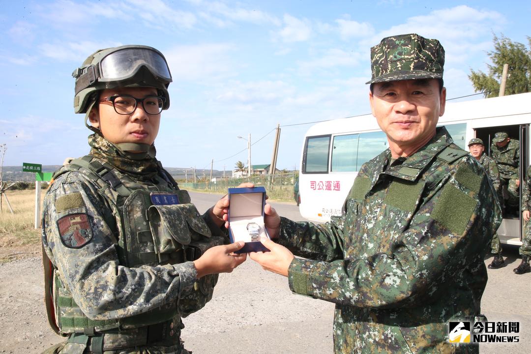 ▲國防部副參謀總長潘進隆中將視導聯勇操演過程中，表揚自願延役參與操演的張凱勛下士。（圖／陸軍第十軍團提供 , 2017.12.6）