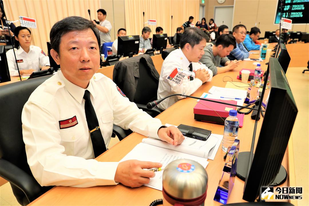 ▲高市消防局勤務指揮中心主任林原興表示，值勤員於電話線上指導民眾進行急救術等成功救援彰顯搶救黃金時間是關鍵。（圖／記者宋德威攝 , 2017.12.06）