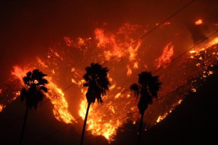 ▲加州洛杉磯大火延燒，已造成多棟建築毀損，2萬7千名居民強制撤離。（圖／翻攝自文杜拉郡消防局推特twitter.com/VCFD_PIO）